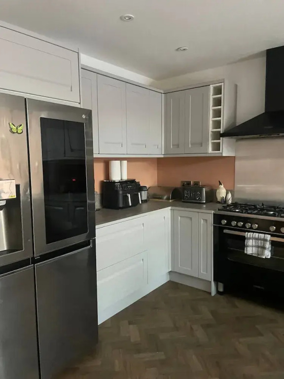 Spacious 4-bed House Close to LHR and London
