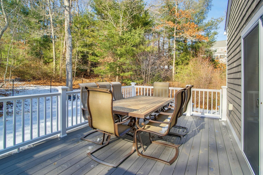 Walk to Sagamore Beach! Curated + Spacious Cottage