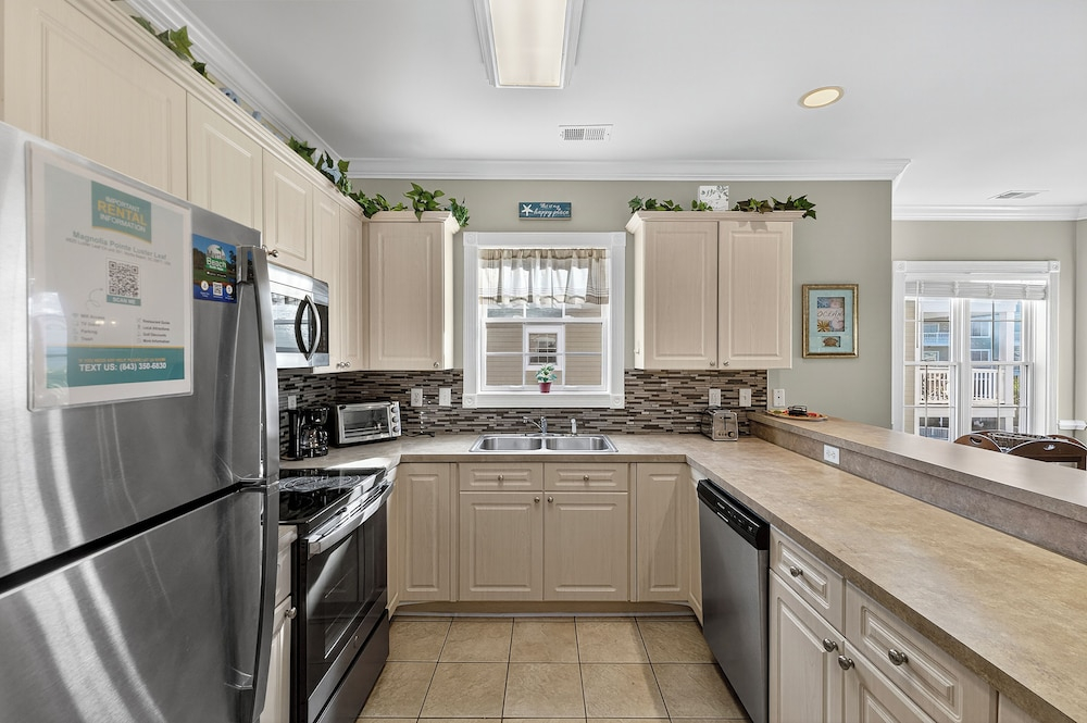 Magnolia Pointe Luster Leaf 4825-301