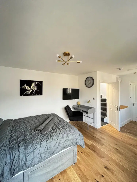 Cozy London Apartment , 2 Minutes to Tube!