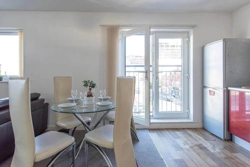 Cosy Central 3 Bed Property w/ Balcony - Sleeps 6