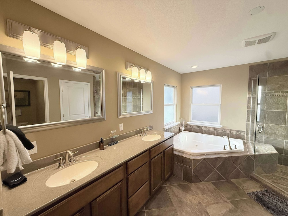 Eagle Ridge Retreat - Dock, Hot Tub & Game Room