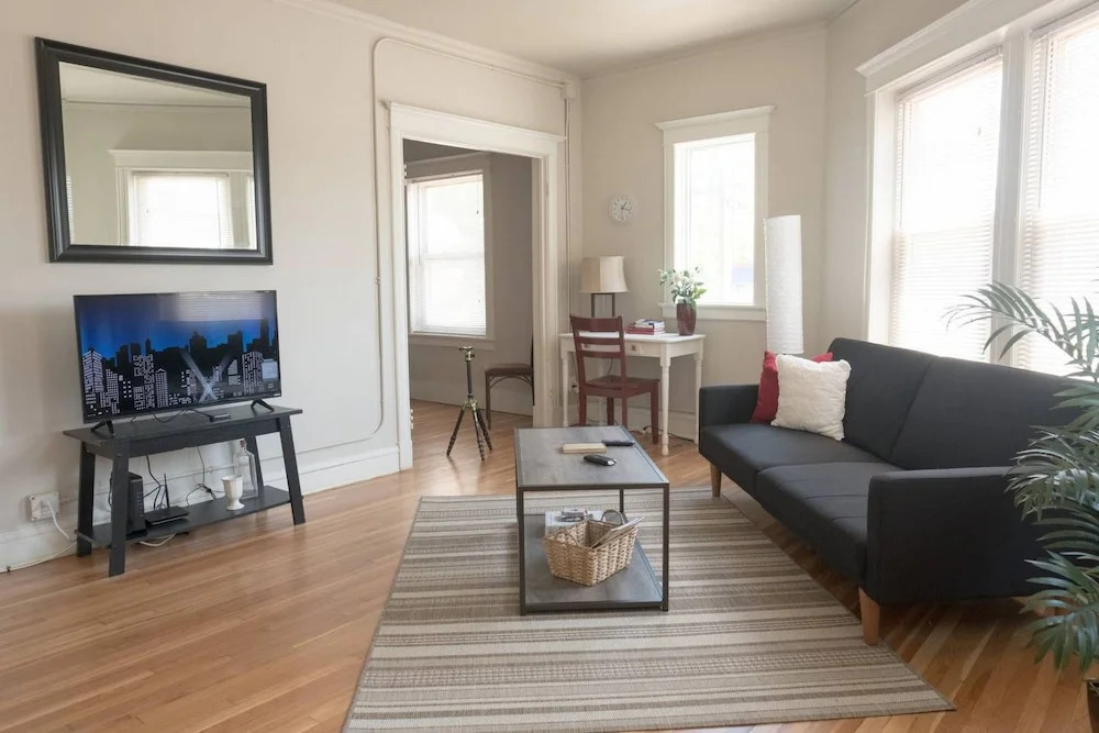 Lively 1 Bedroom Apt Near Lake