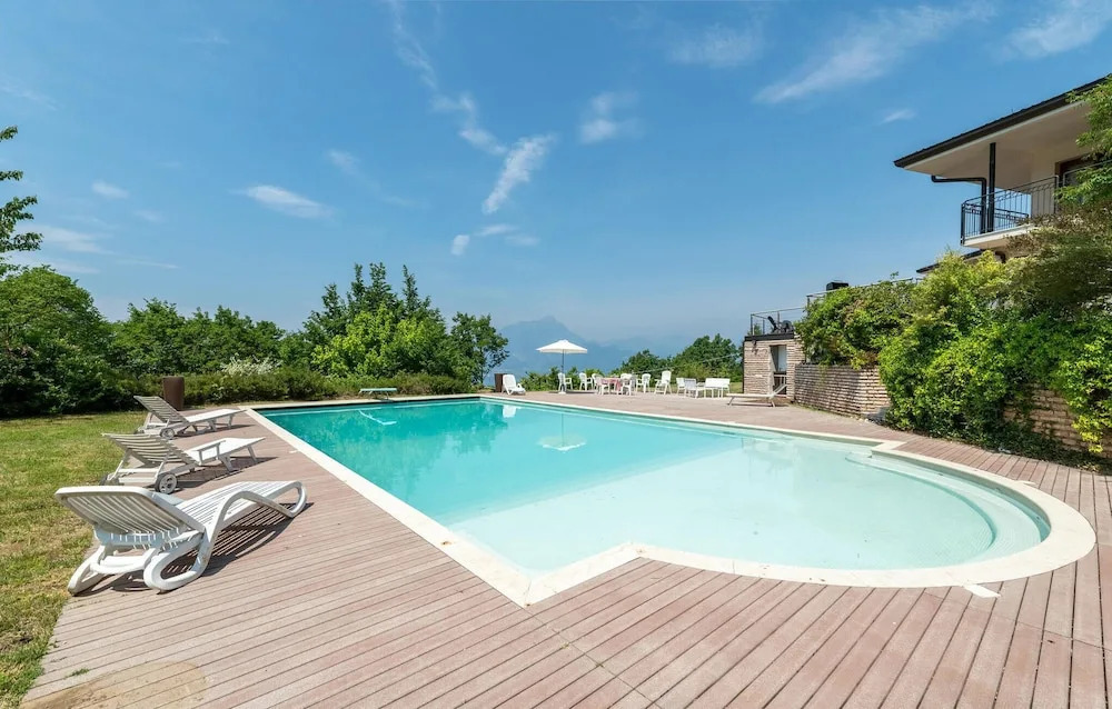 Stunning Home in Albisano With Wifi, Private Swimming Pool and 6 Bedrooms