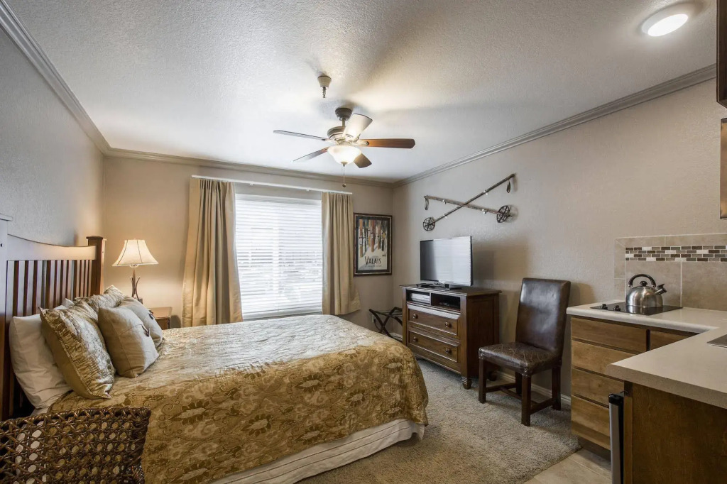 Carriage House Condominiums by All Seasons Resort Lodging