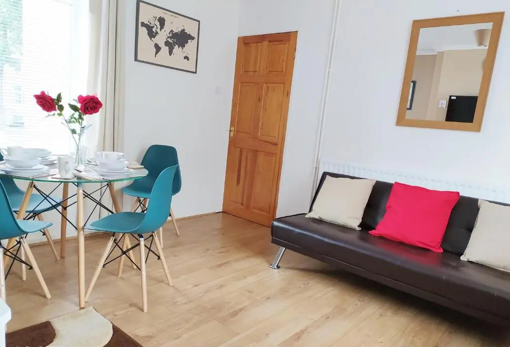 B-ham 20 mins, 10 Beds, M6 J10, Free Secure Onsite Parking