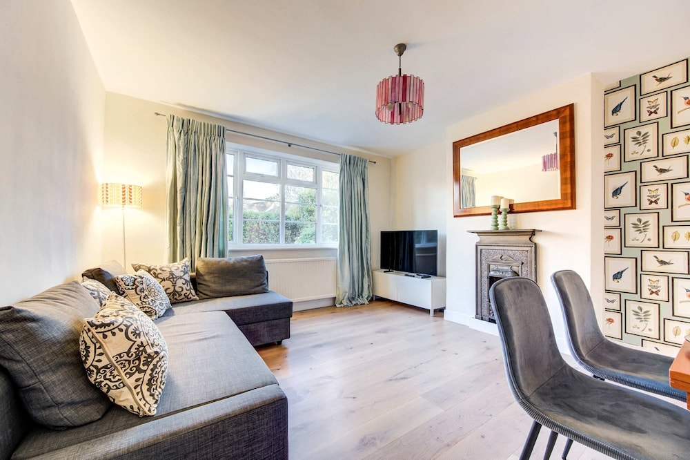 Modern Flat Near Pitshanger Park