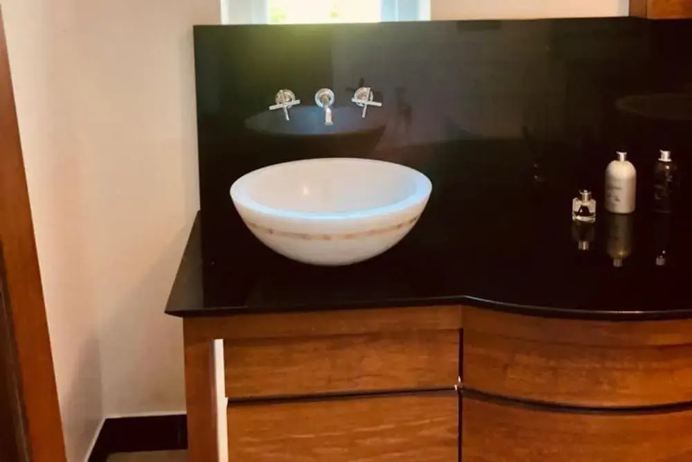 1 Bedroom Flat Sleeps 4 -free Onsite Parking -wifi