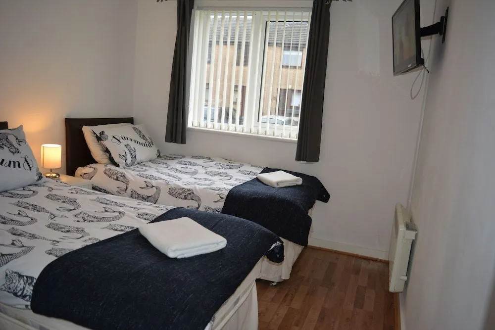 Facing Glasgow Green spacious Apartment Free parking