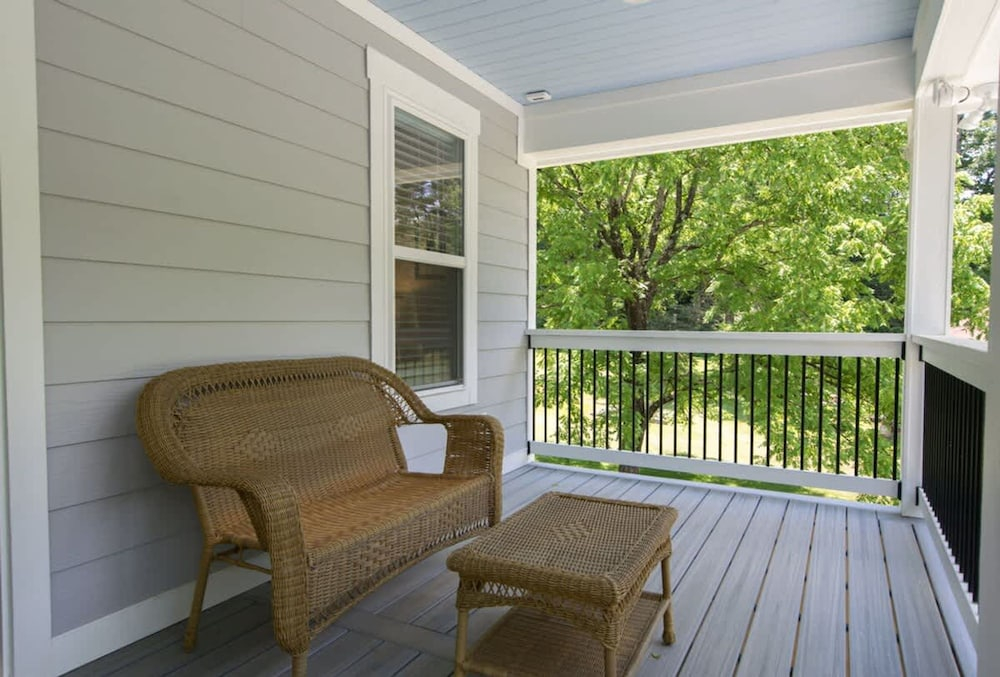 Charming 3BR w Balconies Walk to Flat Rock Playhouse