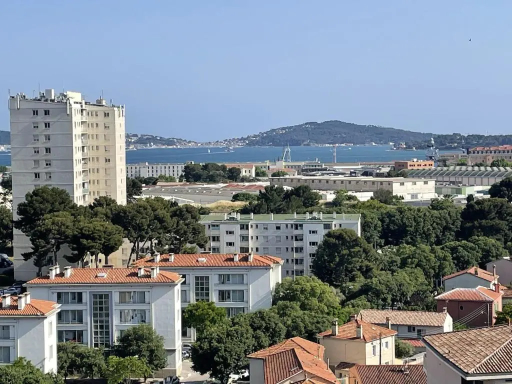 Appartement de 2 chambres avec vue sur la mer balcon et wifi a Toulon a 5 km de la plage