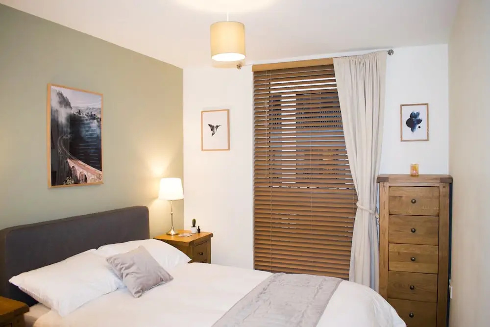 Bright 2 Bedroom Home With Balcony