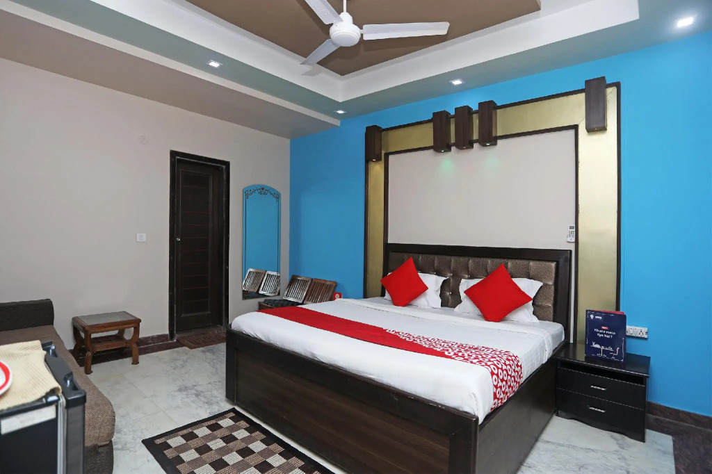 OYO 4096 Hotel Divyanshi