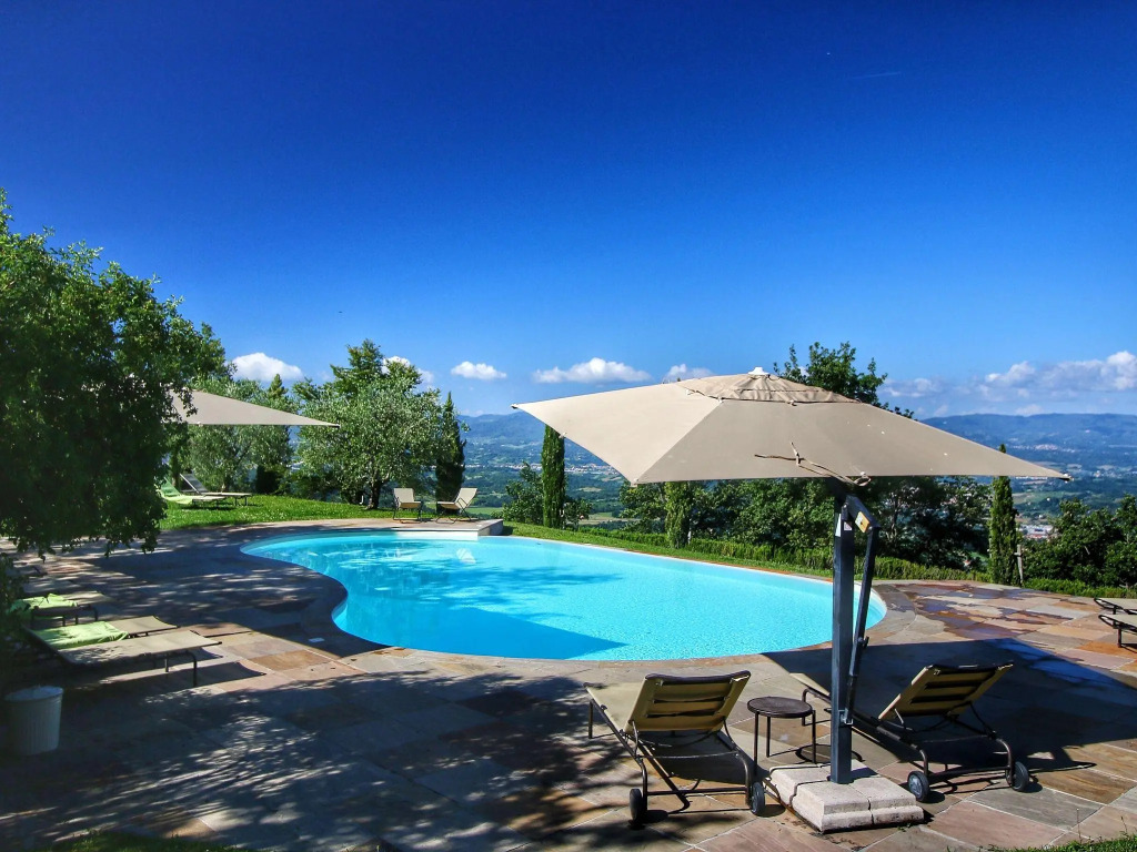 Modern Holiday Home in Loro Ciuffenna with Pool