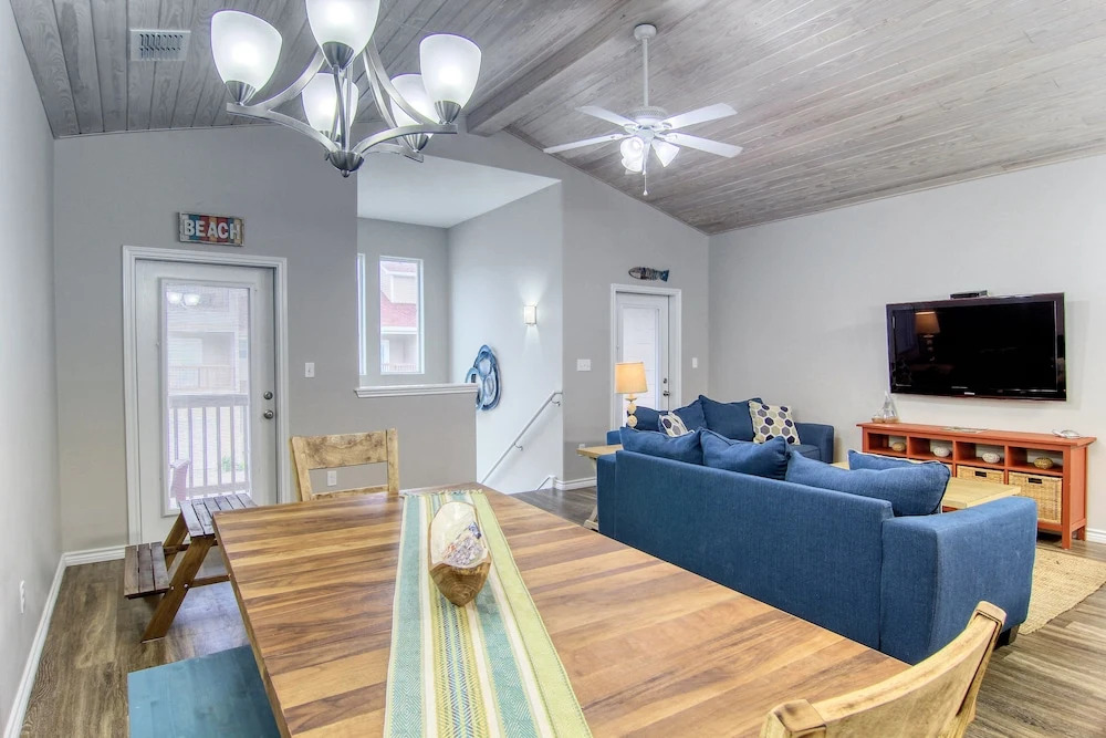 Beach-i-licious 4 Bedrooms 3.5 Bathrooms Townhouse