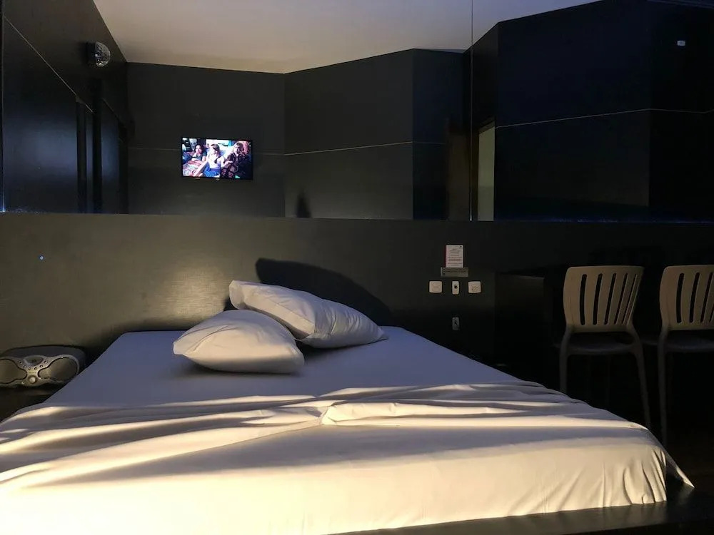 Snob Motel