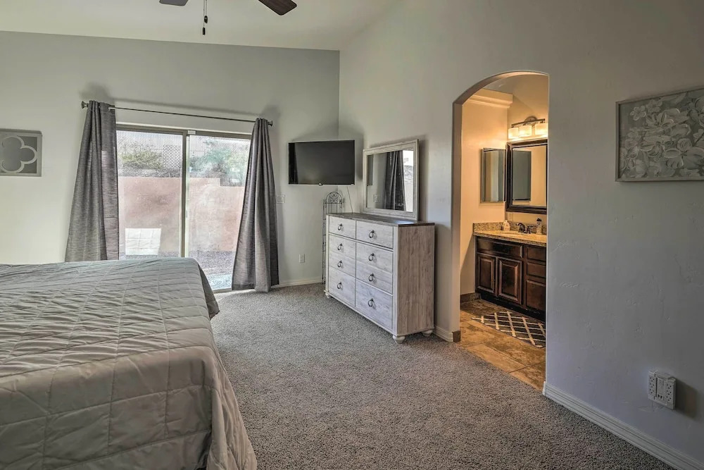 5 Mi to Lake Havasu: Chic Home w/ Fire Pit
