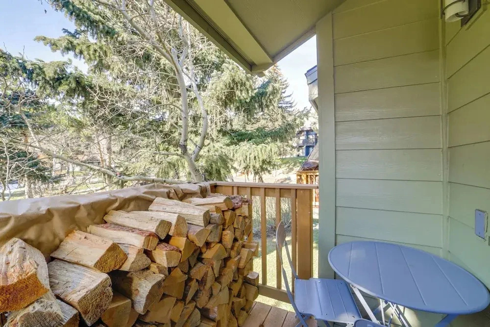 2 Mi to Eagle Lodge! Multi-level Haven w/ Hot Tub