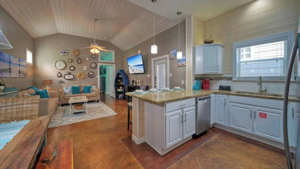 Sleeps 27 3 Homes Near the Beach, Pools, Dining & Entertainment by Avantstay