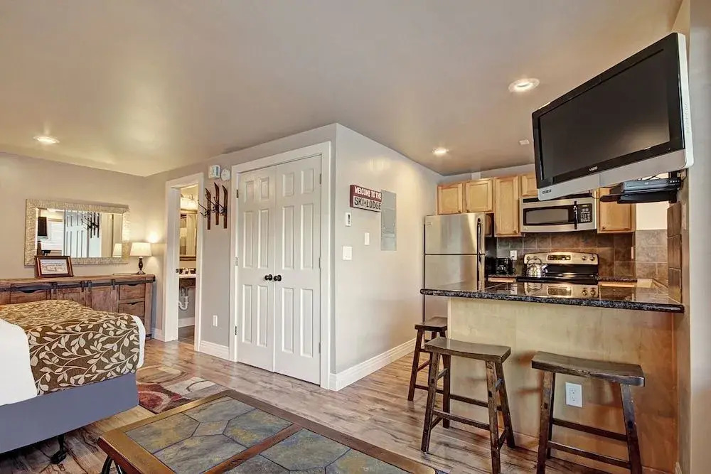 Winter Ski-in out Studio Sleeps 4, Steps to Historic Main St