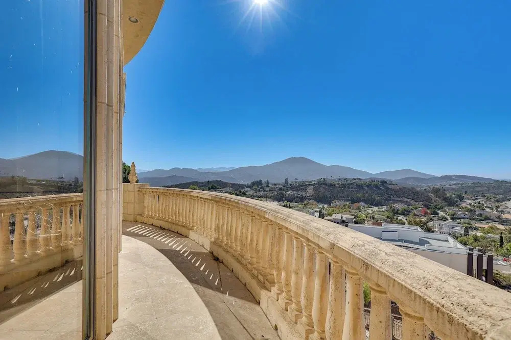 Grand 9,000-sq-ft Estate! Luxurious Socal Getaway