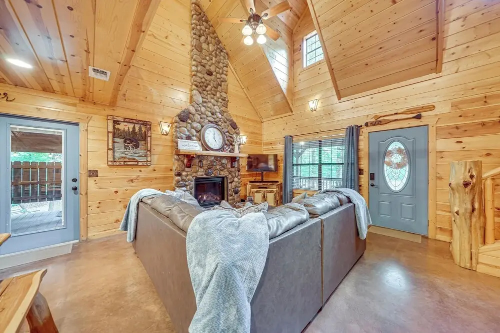Hot Tub + Game Room: Family Retreat in Broken Bow