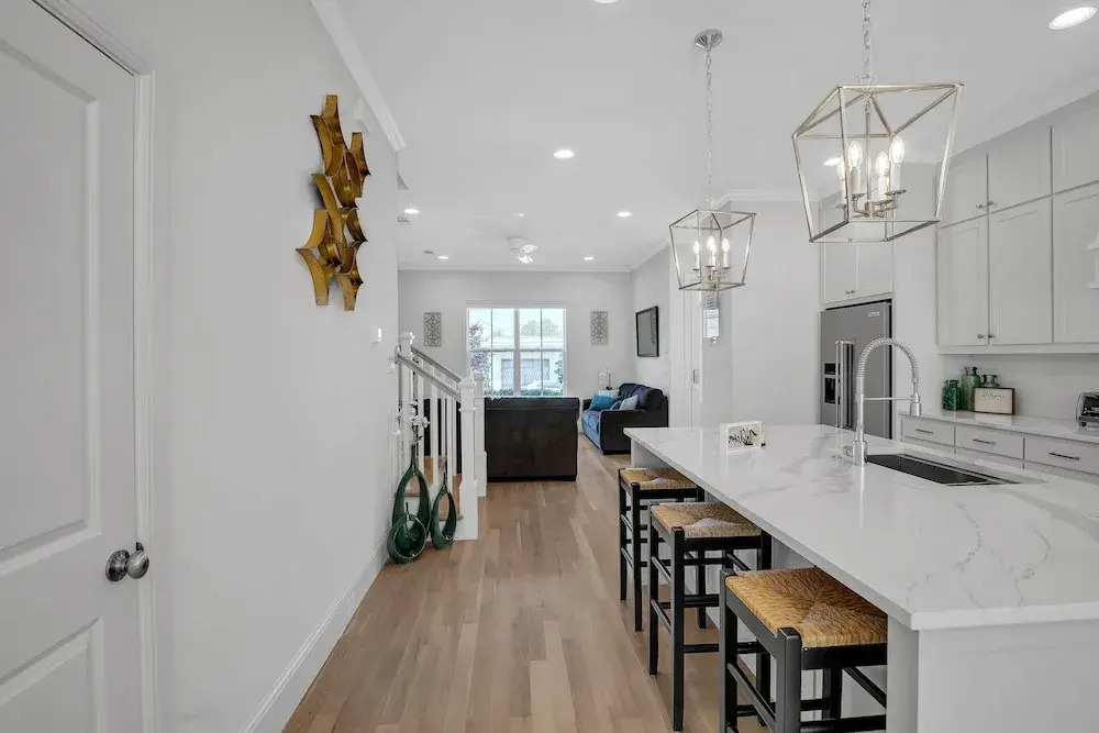 Modern 3br In Bishop Arts Walk To Shops & Dining 3 Bedroom Duplex