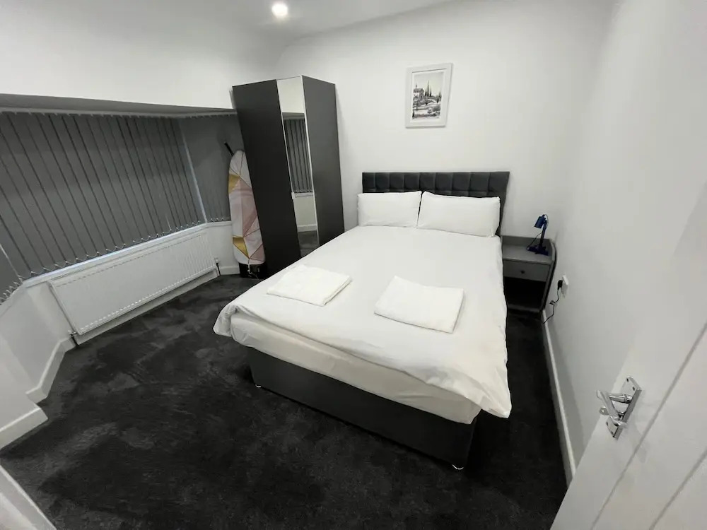 Spacious 4 Bed Home - Sleeps 7, Garden & Parking