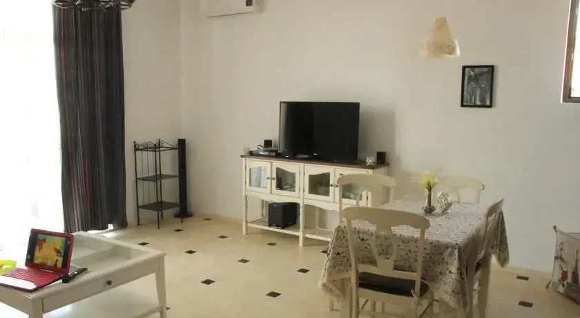 Leolina Apartments