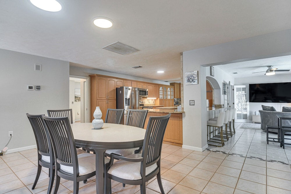Poolside Oasis! Family Escape in Safety Harbor