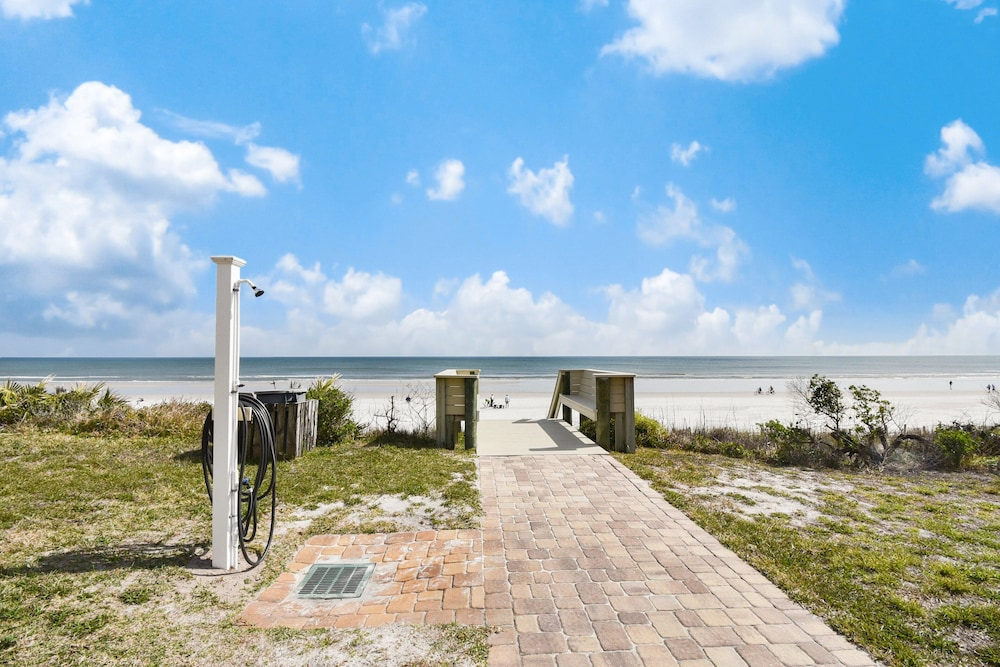 Newly Decorated Ground-floor Suite Steps From Beach and Pool W/views, Wifi
