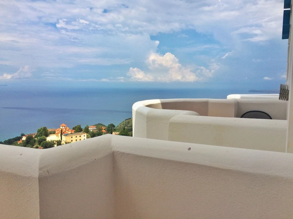Paradise Lukova Hotel