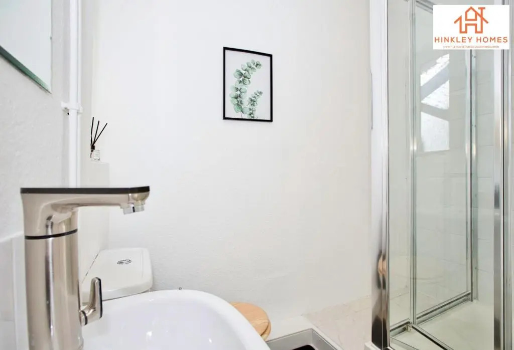 The Highstreet Retreat - Luxurious, Central & Spacious! By Hinkley Homes Short Lets & Serviced Accommodation