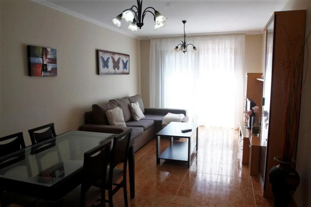 Apartamentos La Perla con piscina y parking