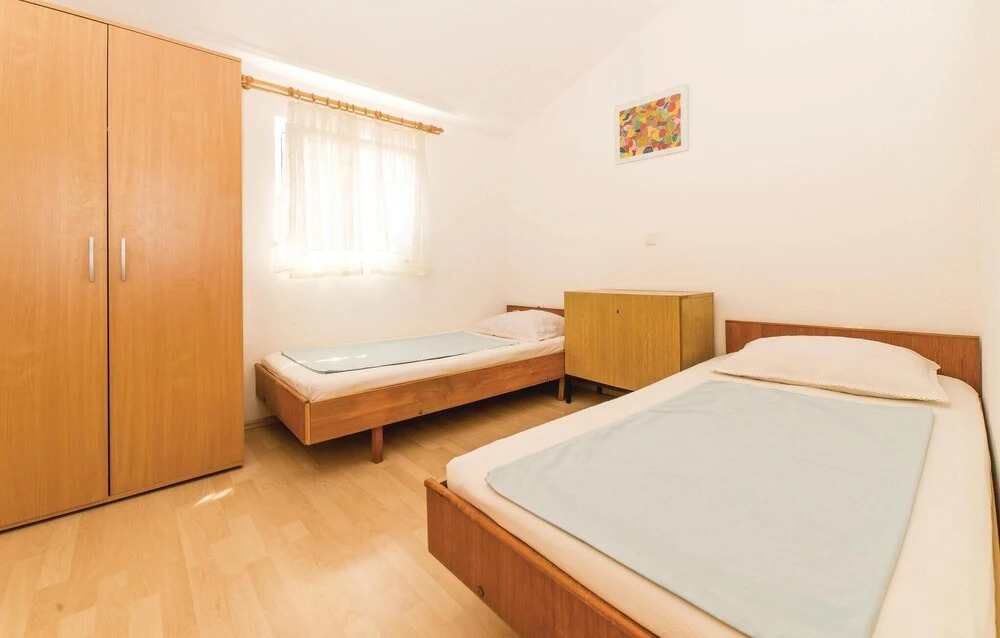 2 Bedroom Stunning Home In Povljana