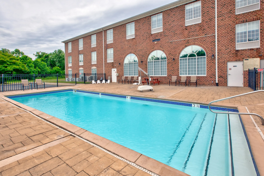 Holiday Inn Express Hotel & Suites Warrenton by IHG