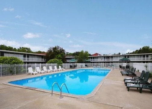 Econo Lodge Inn & Suites