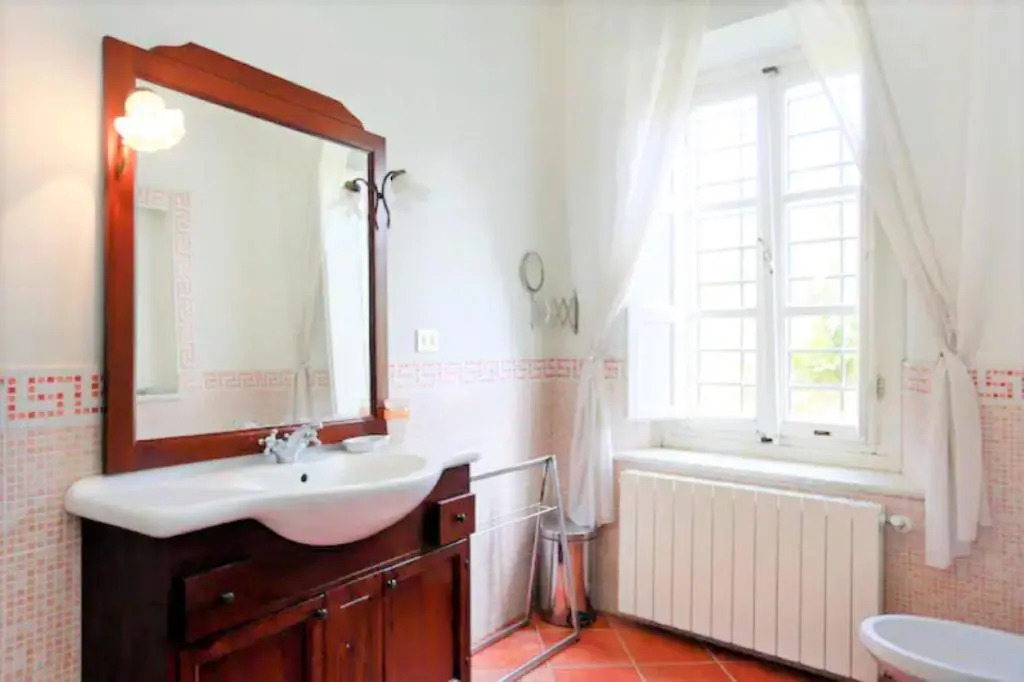 Tuscan villa with views and pool. Hosts up to 15
