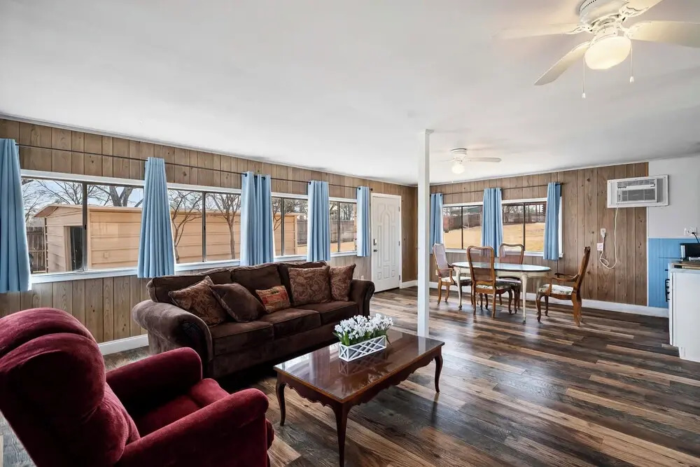 Lakefront Cabin + Guest House Near Granbury Square