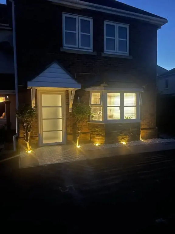 Beautiful 2 Bedroom House, Seasisde Location