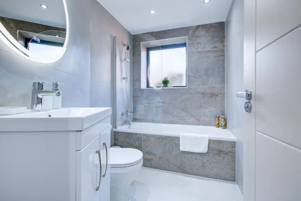 Hybrid Resi - Uxbridge, On-site CAR or VAN parking, near London Heathrow Airport