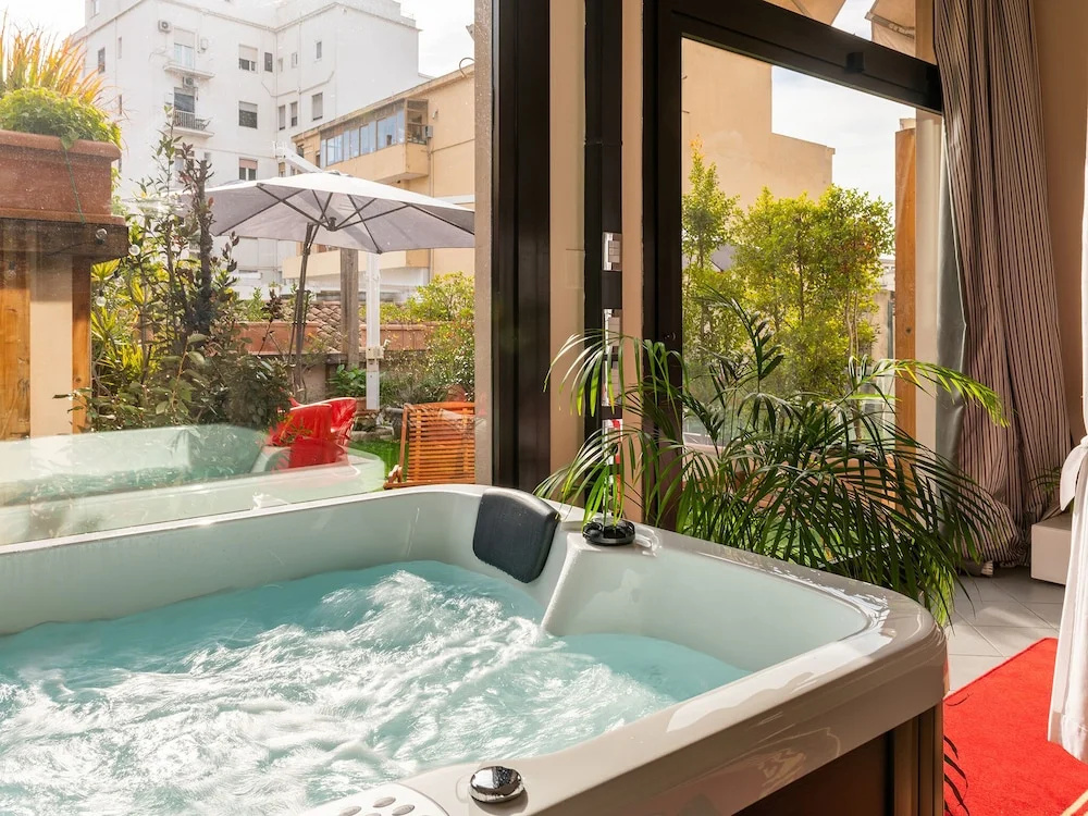 Snob Luxury Suite