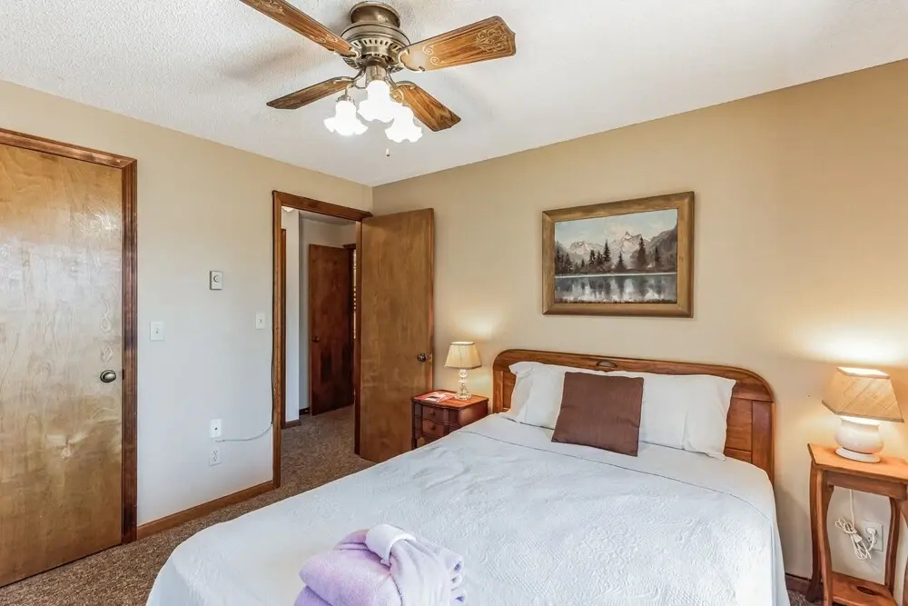 Warm And Cozy Cabin In Lake Lure, Nestled In Hardwood Trees, Peaceful Home- Wifi 3 Bedroom Home by Sunscape Property Management