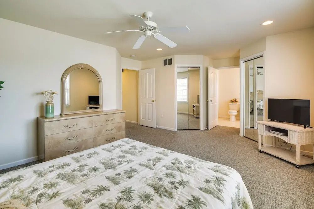 Walk to Beach: Wildwood Apt w/ Balcony!