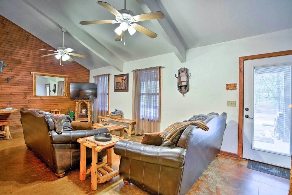 3 Mi to Broken Bow Lake: Cabin w/ Hot Tub & Deck!