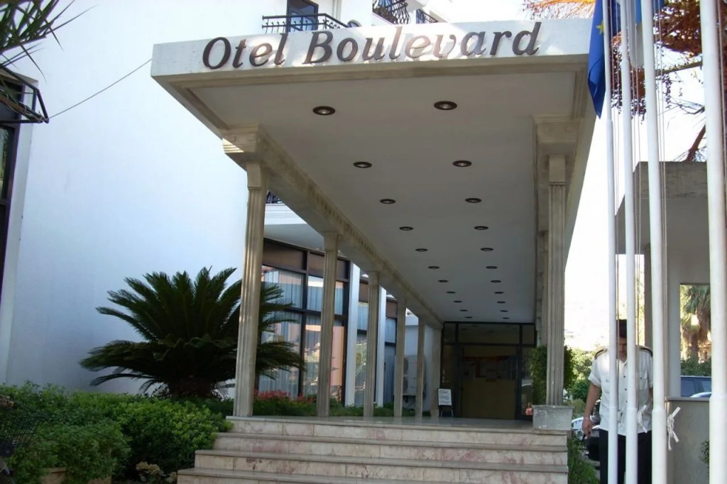 Boulevard Hotel