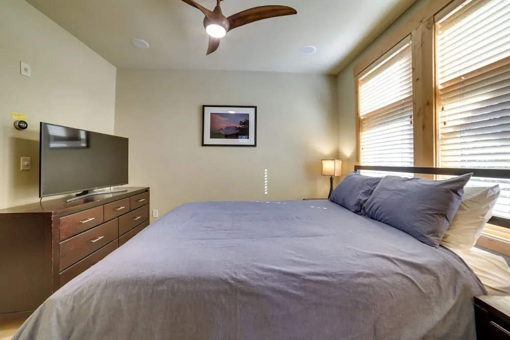 Mammoth Lakes Condo w/ Fireplace: Near Skiing!