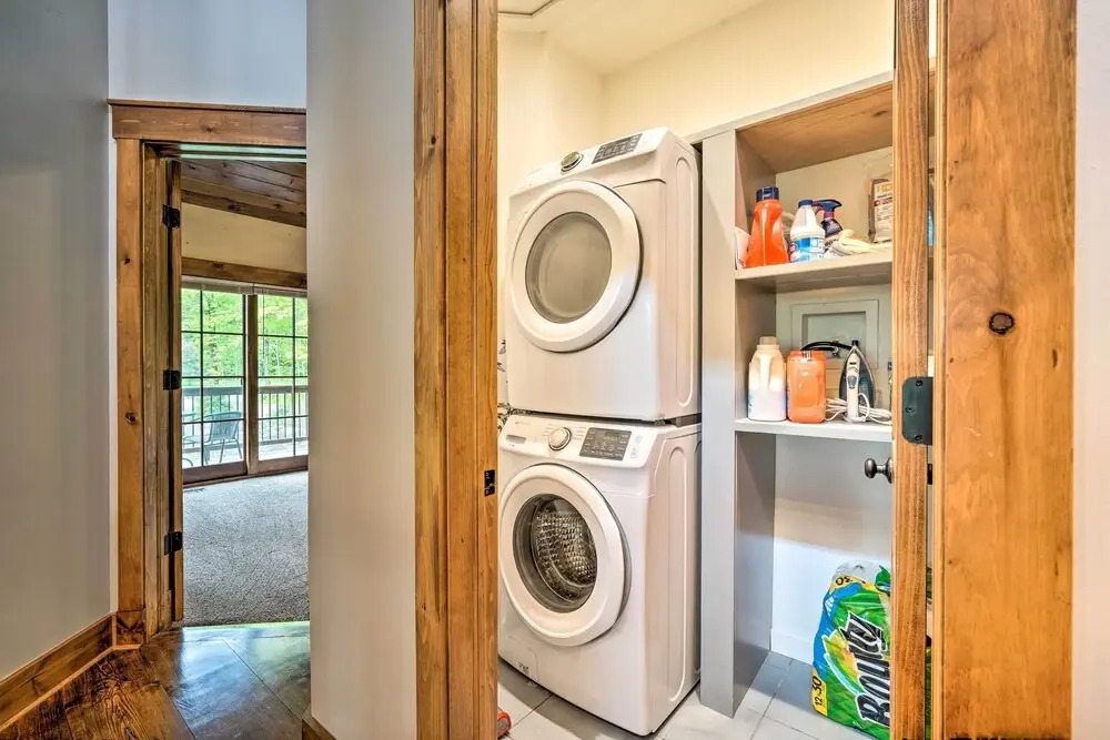 Elegant Mtn Chalet w/ Deck: 1 Mi to Mt Snow!