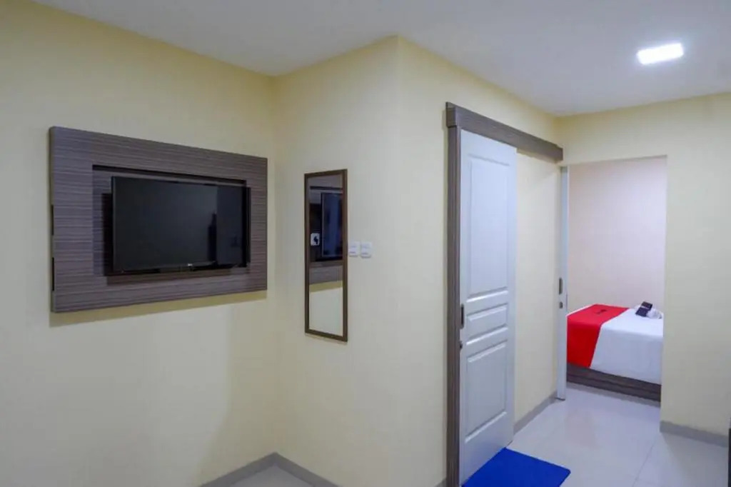 RedDoorz Plus near Paragon Mall Semarang