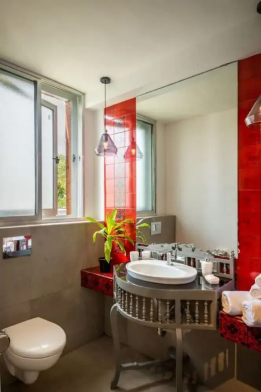 El Arbol by The Blue Kite with Rooftop Pool, Kitchen, Wifi, Security,10 Mins to Candolim Beach & 5 mins to Casino